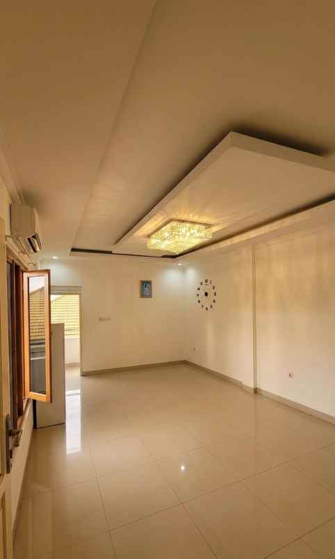 dijual rukam mewah dan luas di kawasan gunung putri