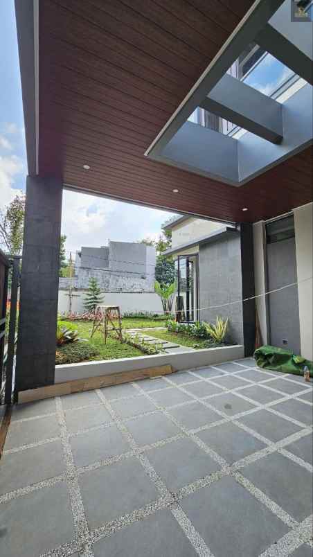 dijual rumah 2 lantai modern kontemporer tropis di bsd