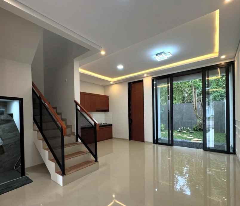 dijual rumah 2 lantai siap huni jakal km 13