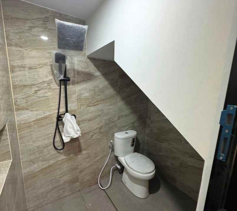 dijual rumah 2 lantai siap huni jakal km 13