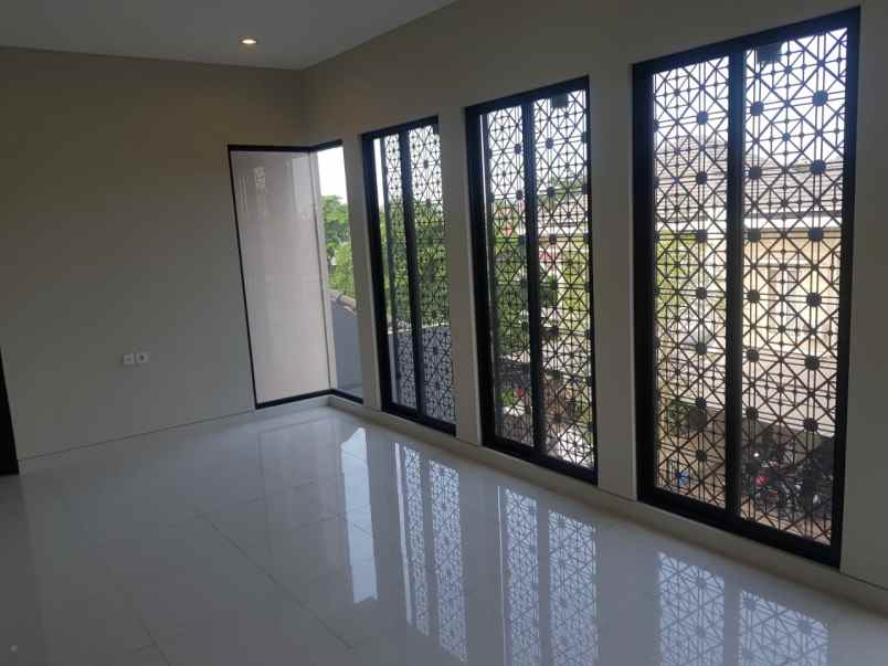 dijual rumah araya