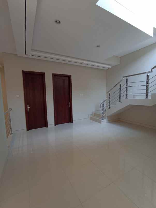 dijual rumah araya