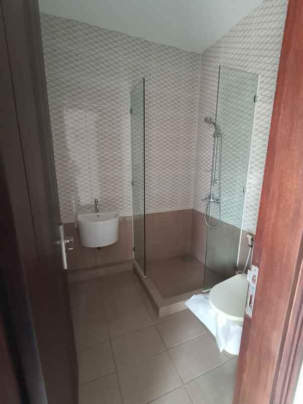 dijual rumah araya