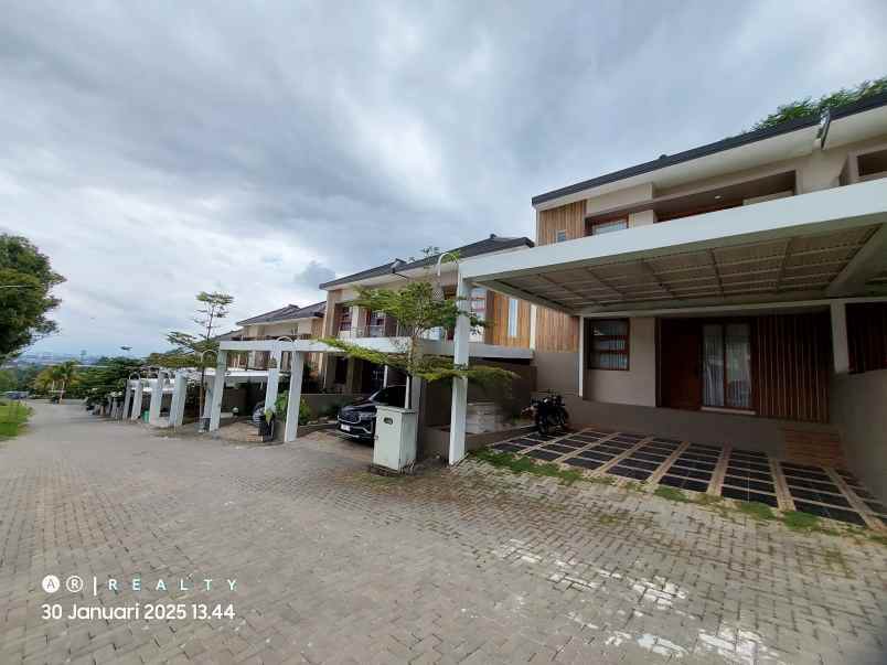 dijual rumah bali garden city view