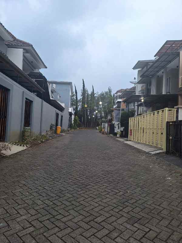 dijual rumah batu