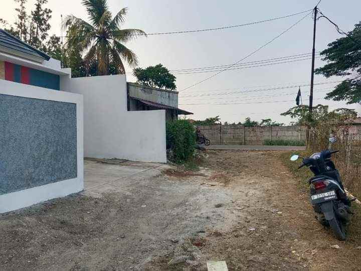 dijual rumah belakang perum telaga