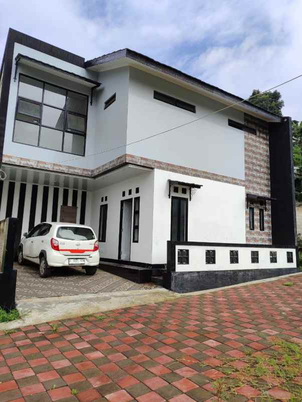 dijual rumah cihanjuang rahayu