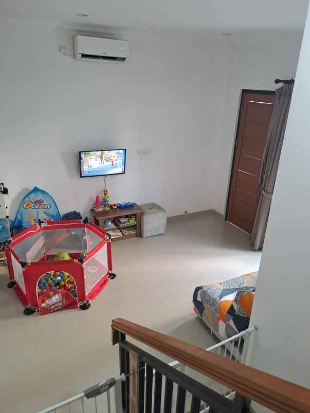 dijual rumah cirendeu