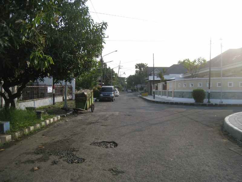 dijual rumah darmo baru barat