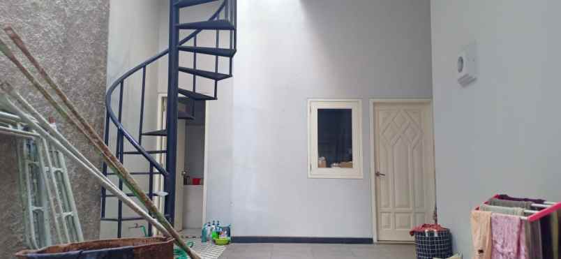 dijual rumah darmo baru barat