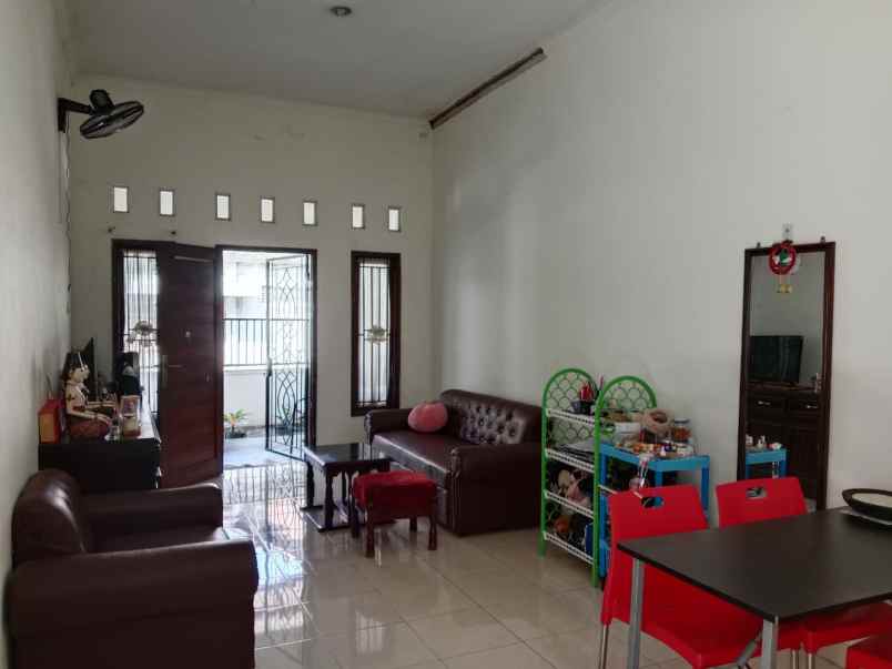 dijual rumah dekat kampus upn
