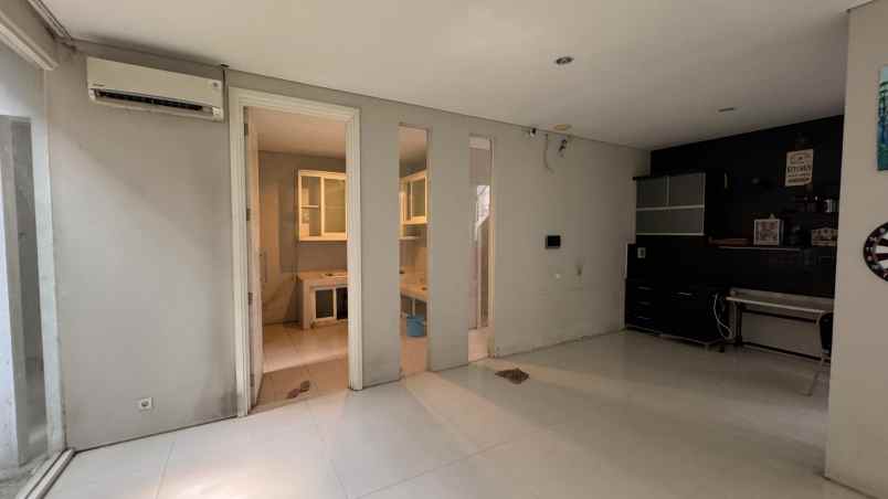 dijual rumah di citraland surabaya barat