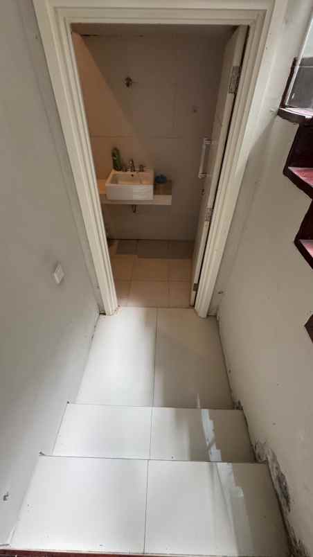 dijual rumah di citraland surabaya barat