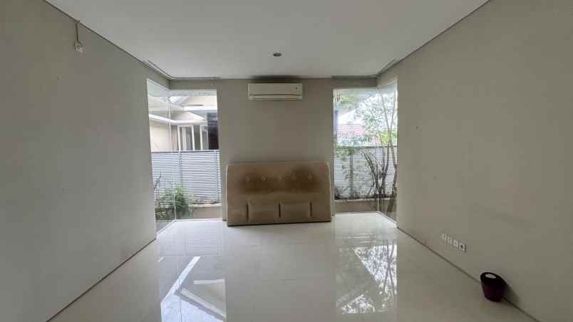 dijual rumah di citraland surabaya barat
