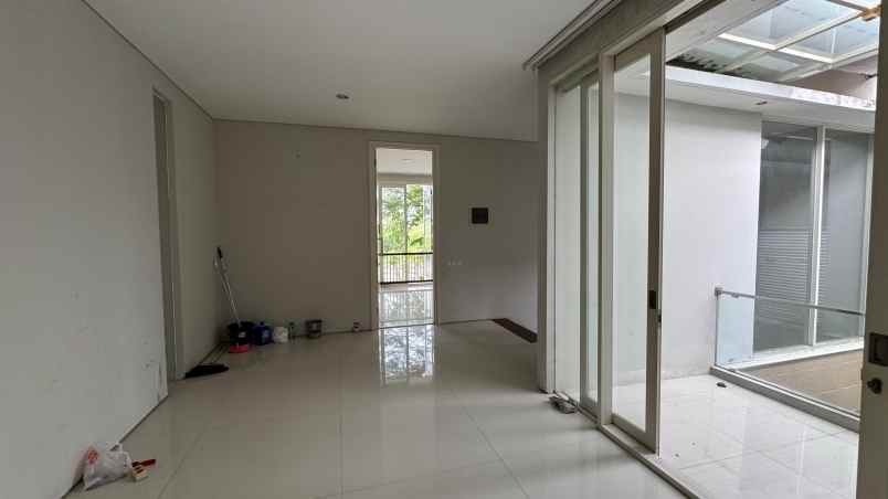 dijual rumah di citraland surabaya barat