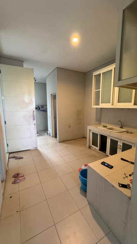 dijual rumah di citraland surabaya barat