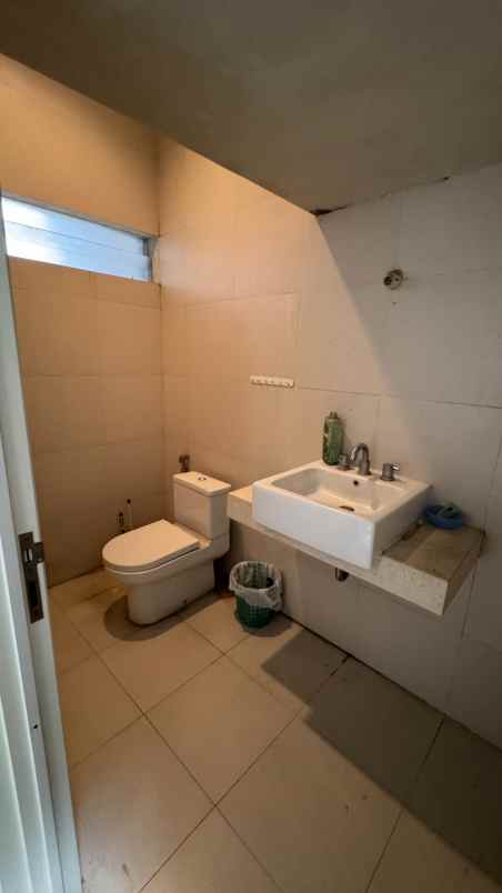 dijual rumah di citraland surabaya barat