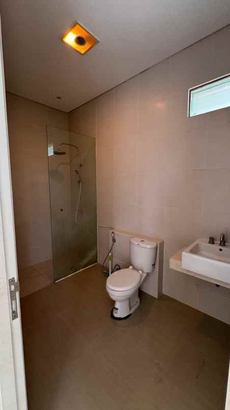 dijual rumah di citraland surabaya barat