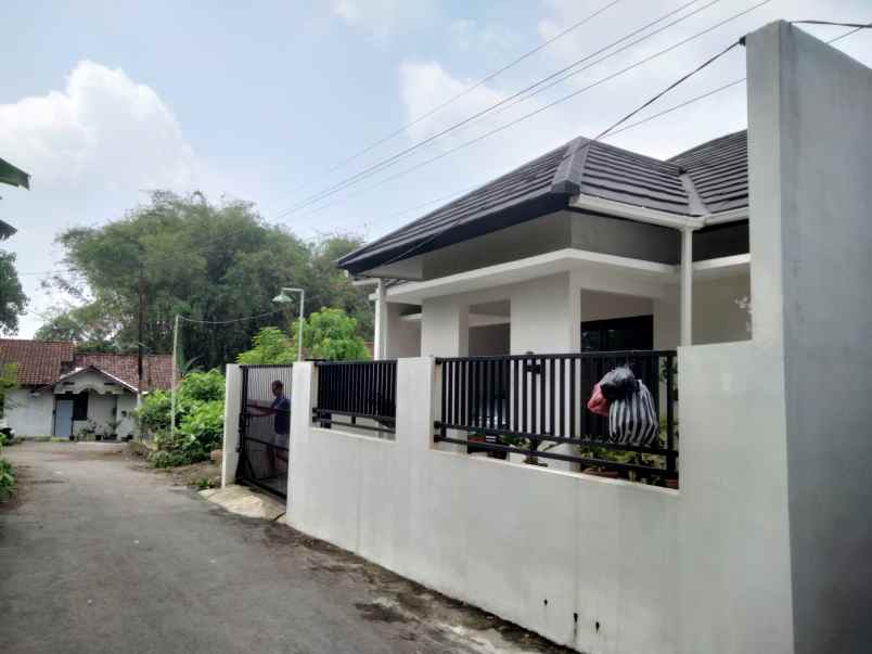 dijual rumah gambiran pakembinangun