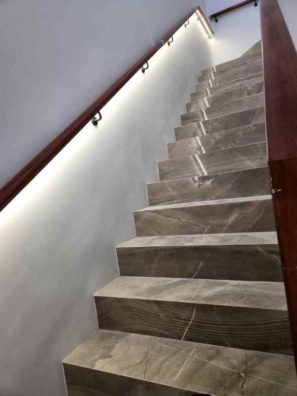 dijual rumah gayungsari barat