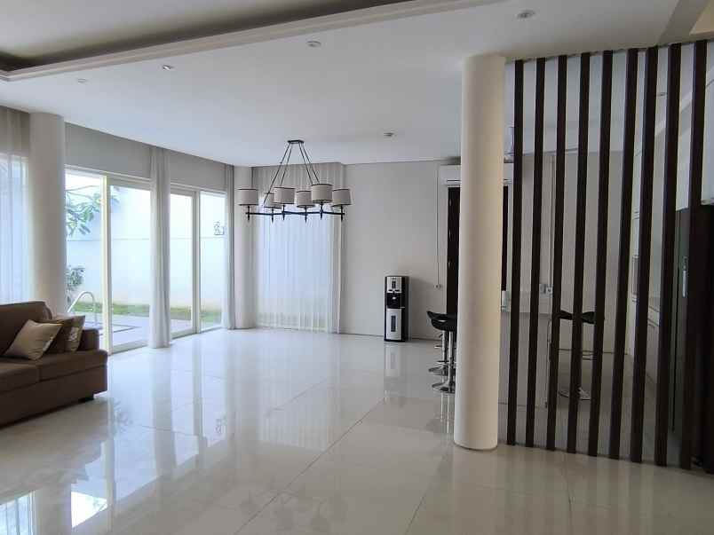 dijual rumah graha famili wiyung