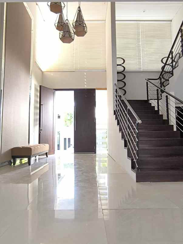 dijual rumah graha famili wiyung