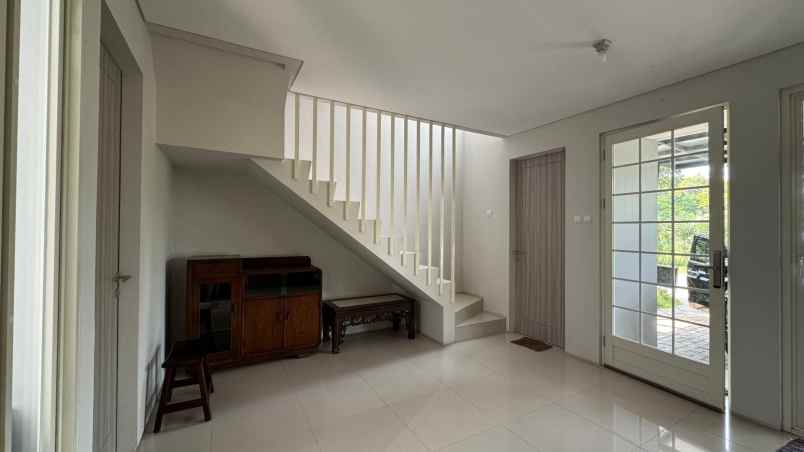 dijual rumah grand pakuwon