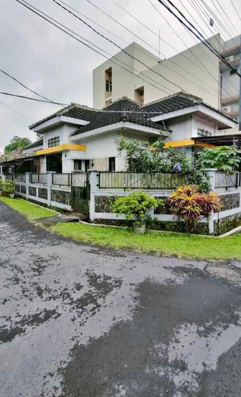 dijual rumah jalan bunga bunga suhat