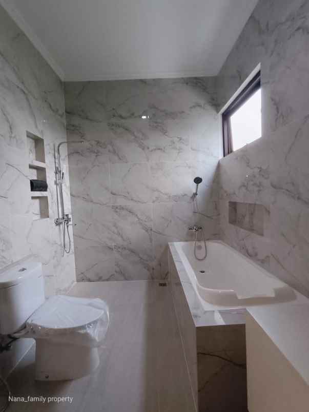 dijual rumah jalan kavling deplu adam malik