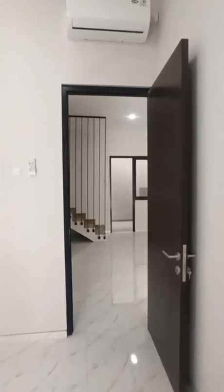 dijual rumah jalan kutisari indah utara