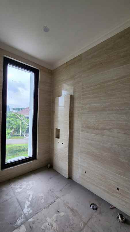 dijual rumah jalan north emerald mansion