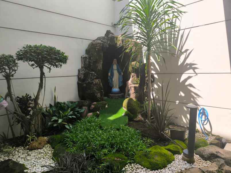 dijual rumah jalan pakuwon city