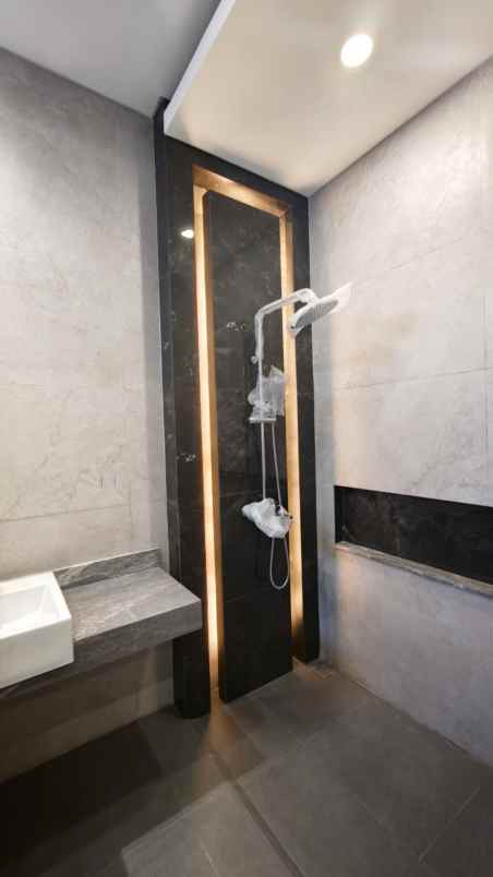 dijual rumah jalan pakuwon indah