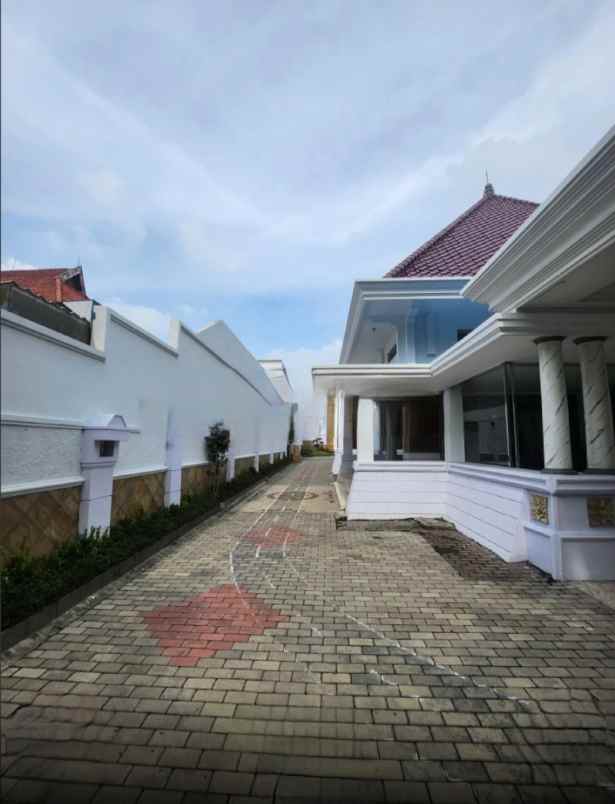 dijual rumah jalan raya darmo