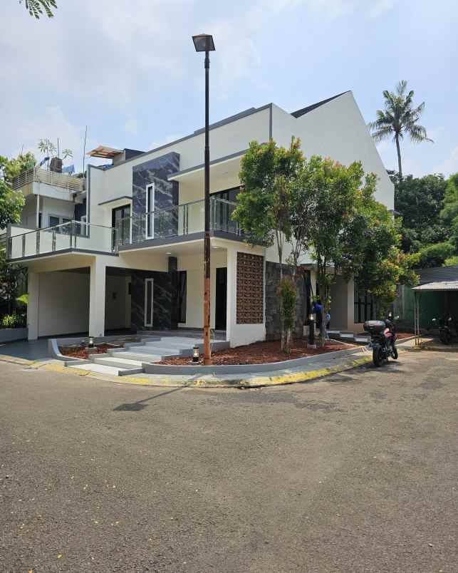 dijual rumah jalan raya komplek bintaro