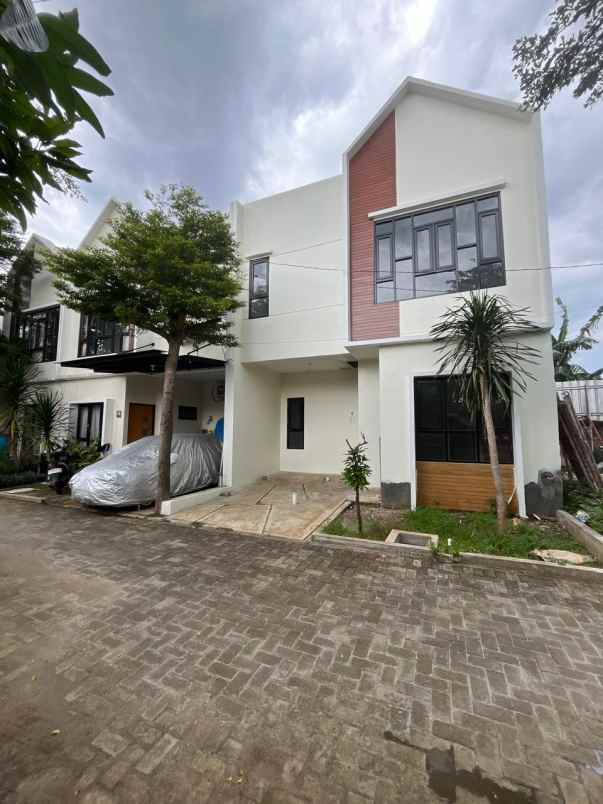 dijual rumah jalan raya parakan pondok