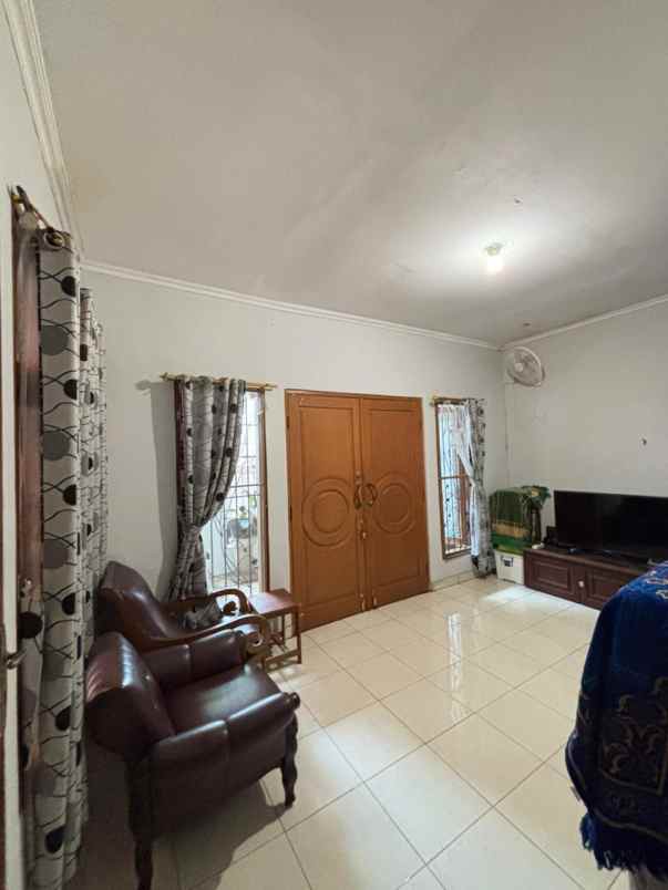 dijual rumah jl anggrek