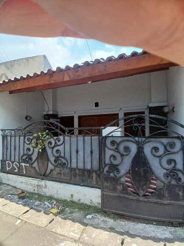dijual rumah jl anggrek