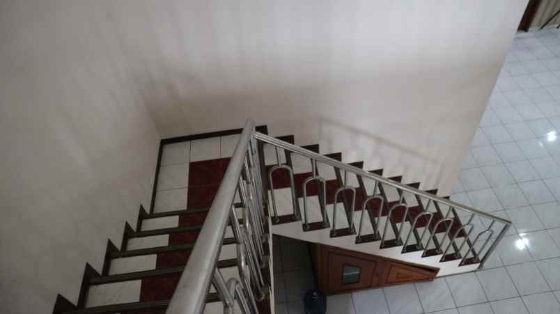 dijual rumah jl raya jatiwaringin