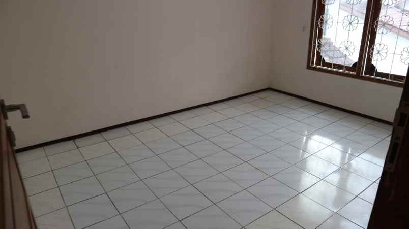 dijual rumah jl raya jatiwaringin