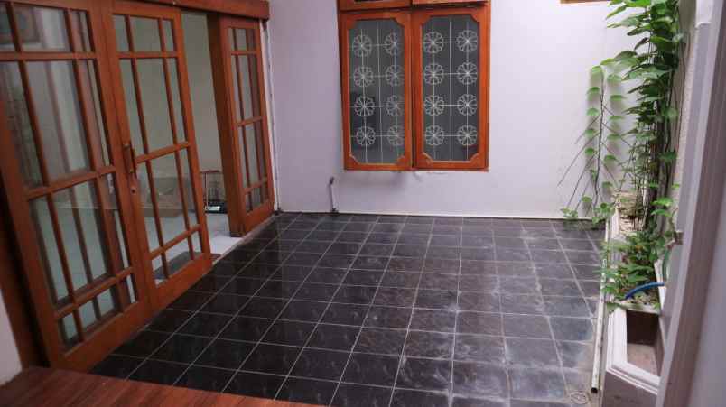 dijual rumah jl raya jatiwaringin