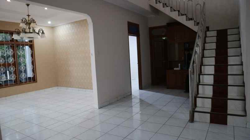 dijual rumah jl raya jatiwaringin