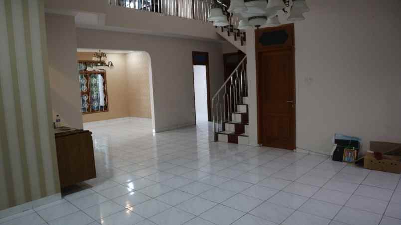 dijual rumah jl raya jatiwaringin