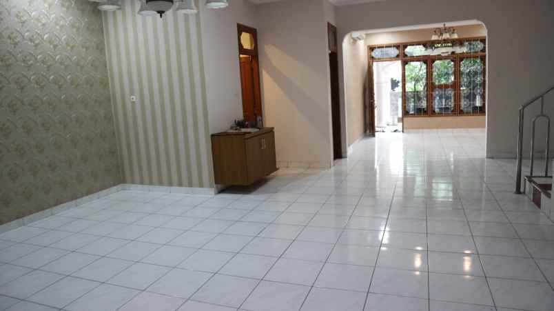 dijual rumah jl raya jatiwaringin