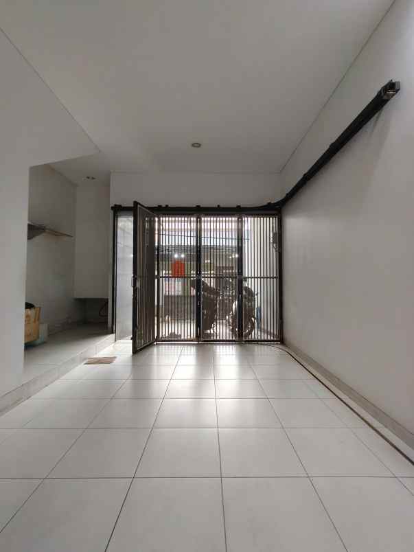 dijual rumah jl raya komplek cempaka