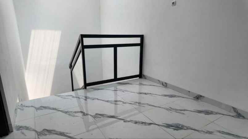 dijual rumah jl raya mabes