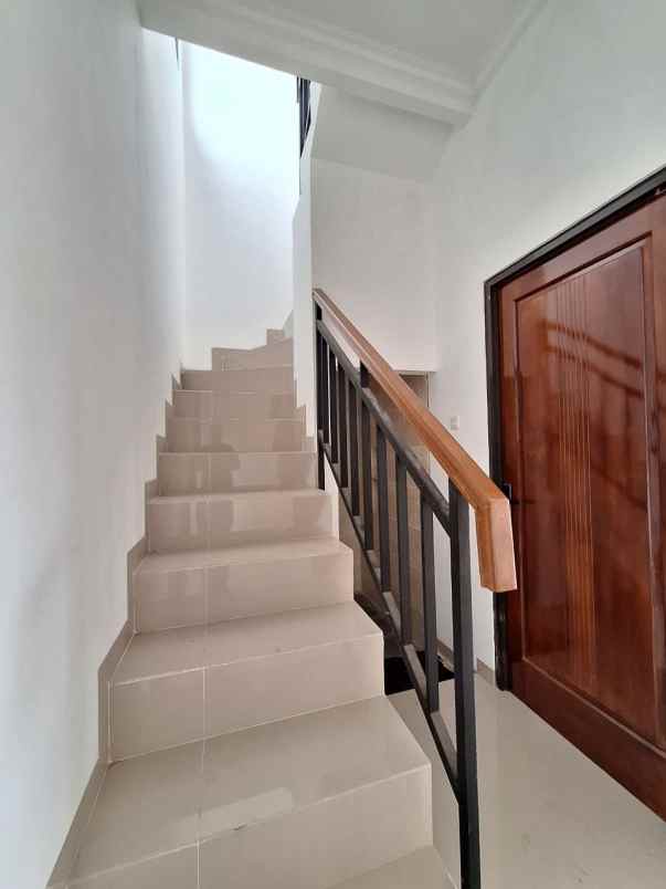 dijual rumah jln salak pamulang