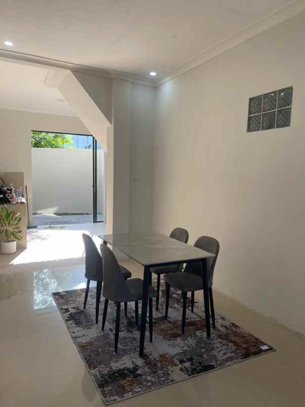 dijual rumah kampus isi