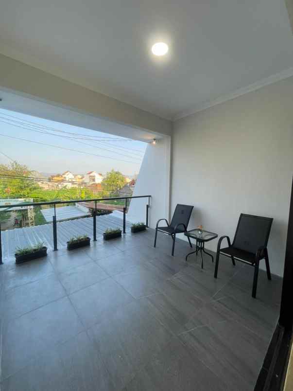 dijual rumah kampus isi