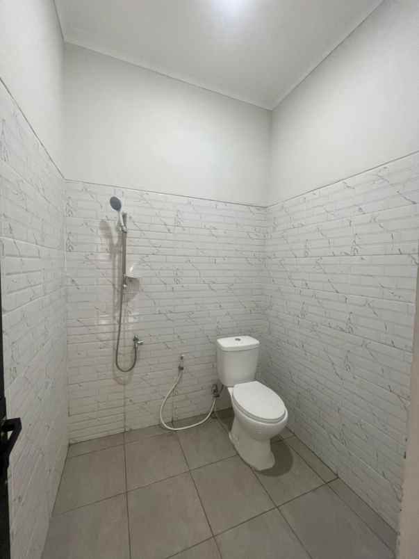 dijual rumah kampus isi